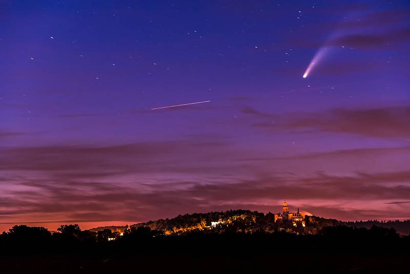 Kometa Neowise nad hlubockým zámkem. Foto: Petr Moravec