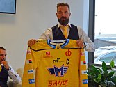 Kapitán Milan Gulaš představuje nový dres Banes Motoru.