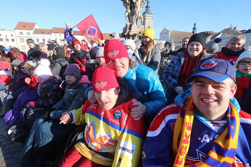 Jiří Mádl točil na českobudějovickém náměstí videospot pro Centrum Arpida.