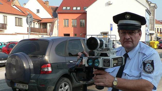 Radarem kontroluje řidiče na Českobudějovicku například Městská policie v Trhových Svinech. Na snímku jsme zachytili velitele strážníků Jana Junka.