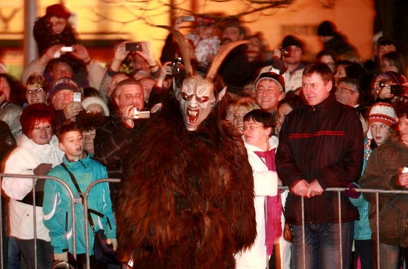 Krampus show, průvod pekelných bytostí s bengálskými ohni 15.prosince v Kaplici přilákal do městečka přes tisíc návštěvníků. 