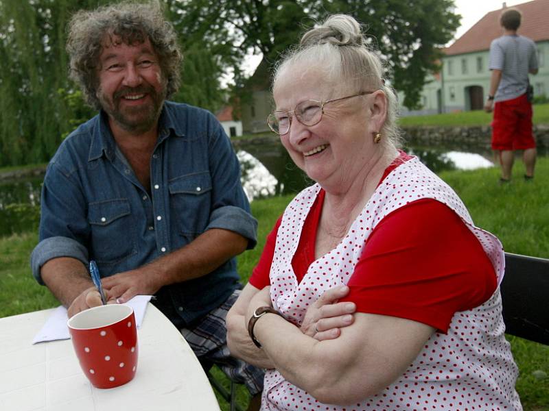 První klapka nové komedie Zdeňka Trošky s názvem Babovřesky padla 22. května na návsi v Dobčicích na Budějovicku.