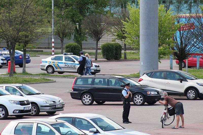 Policejní pátraní po muži s pistolí ve Stromovce.