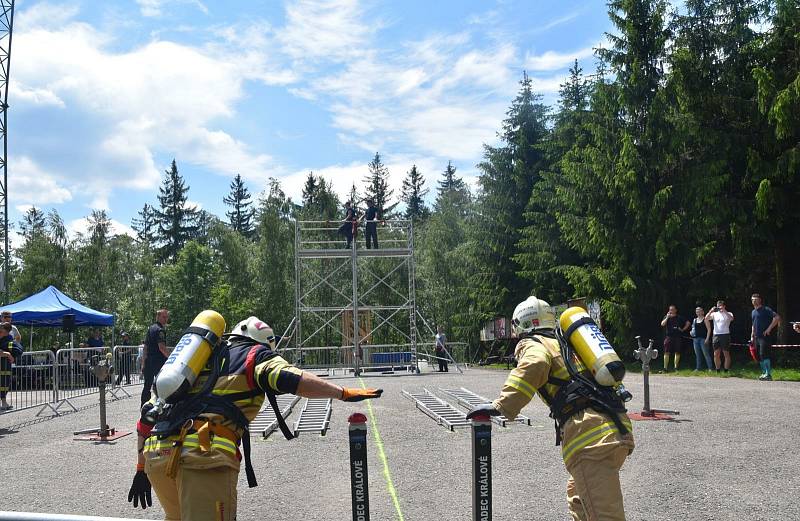 Povolání hasiče je podle píseckého strojníka pro lidi, co mají rádi změnu a adrenalin. Zájemci se mohou hlásit na telefonu 950 230 331, nebo emailu lucie.davidova@jck.izscr.cz. Foto: archiv M. Brousil