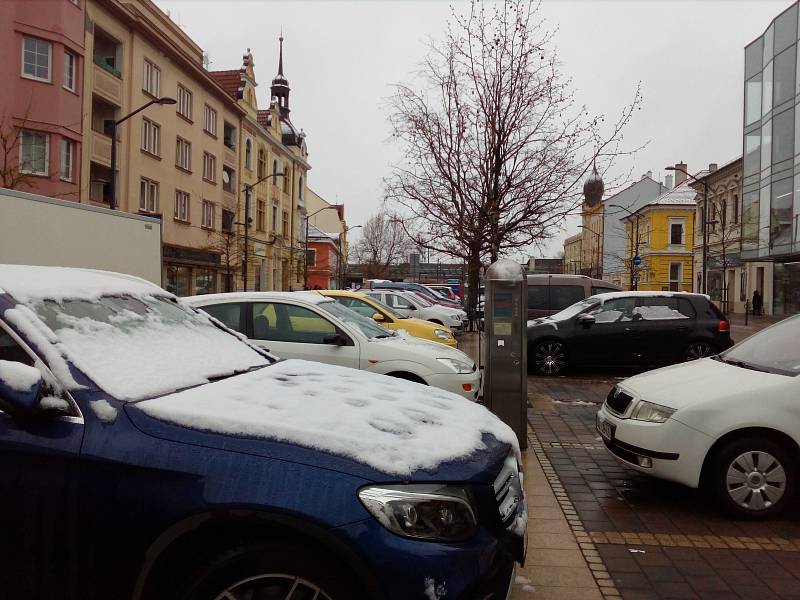 České Budějovice - K ránu napadl sníh, který již pomalu roztává.