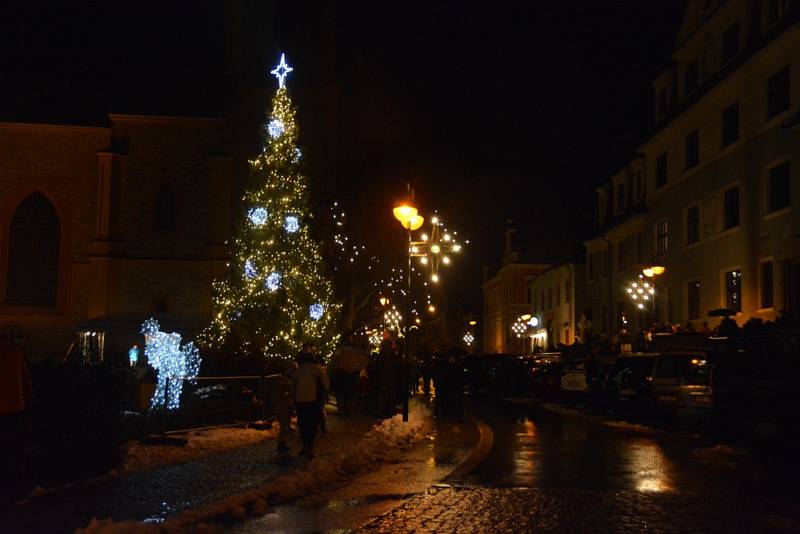 V neděli rozsvítili vánoční stromek také na náměstí v Hluboké nad Vltavou.