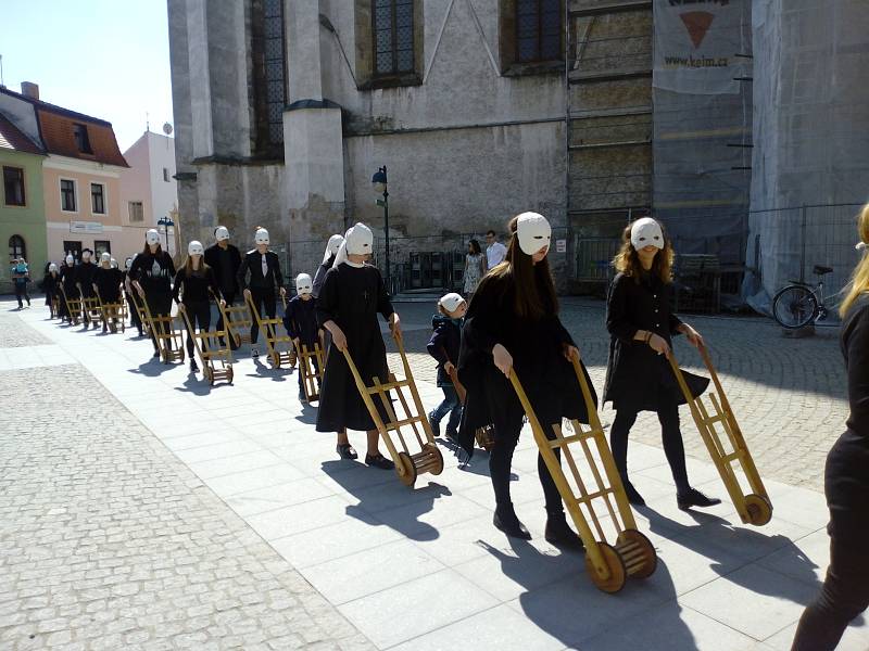 Na Velký pátek lidé mohli sledovat velkolepý průvod hrkačů krajským městem. Velikonoční hrkání bylo v podání Divadla Víti Marčíka. Snímek je z roku 2019. 