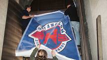 Vlajka Motorfans a znak hokejového klubu dnes ozdobily českobudějovickou Černou věž.