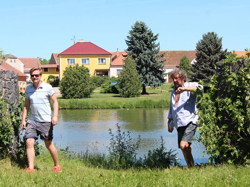 Režisér Zdeněk Troška natáčí v jihočeské obci Vlhlavy novou pohádku Čertoviny.