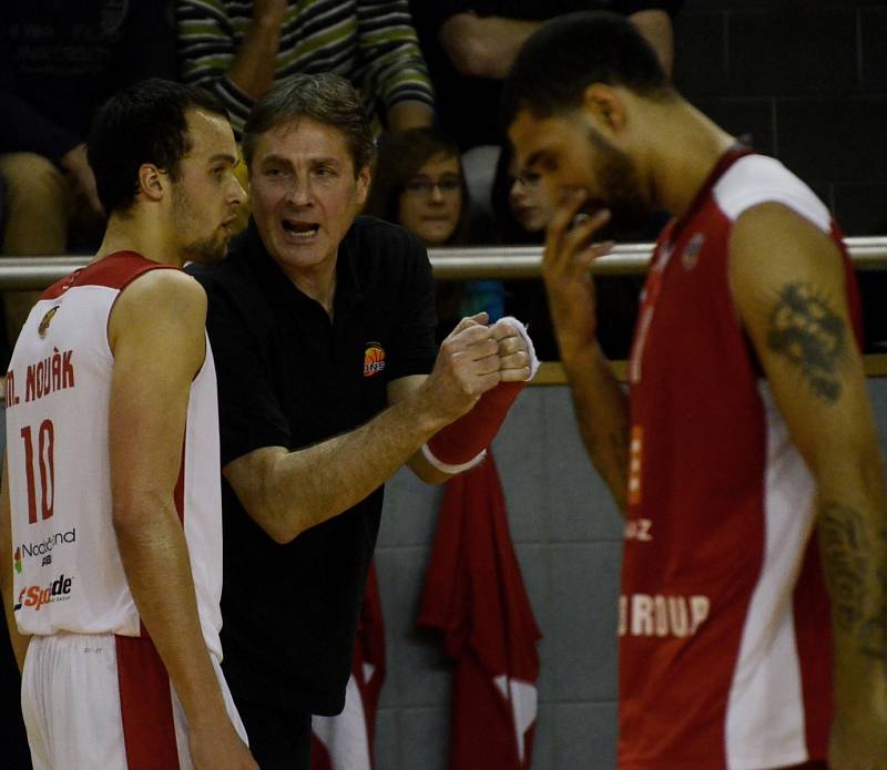 JEN TAK DÁL. Kouč basketbalistů Jindřichova Hradce Karel Forejt (uprostřed) může být s výkony svých svěřenců  momentálně spokojen. Jihočeši si totiž v Mattoni NBL z posledních čtyř zápasů připsali tři výhry. Přidají proti Ústí další?