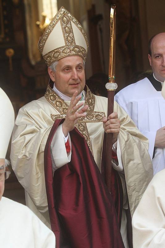 Sobotní svěcení 13. českobudějovického biskupa si nenechali ujít lidé z celého kraje.