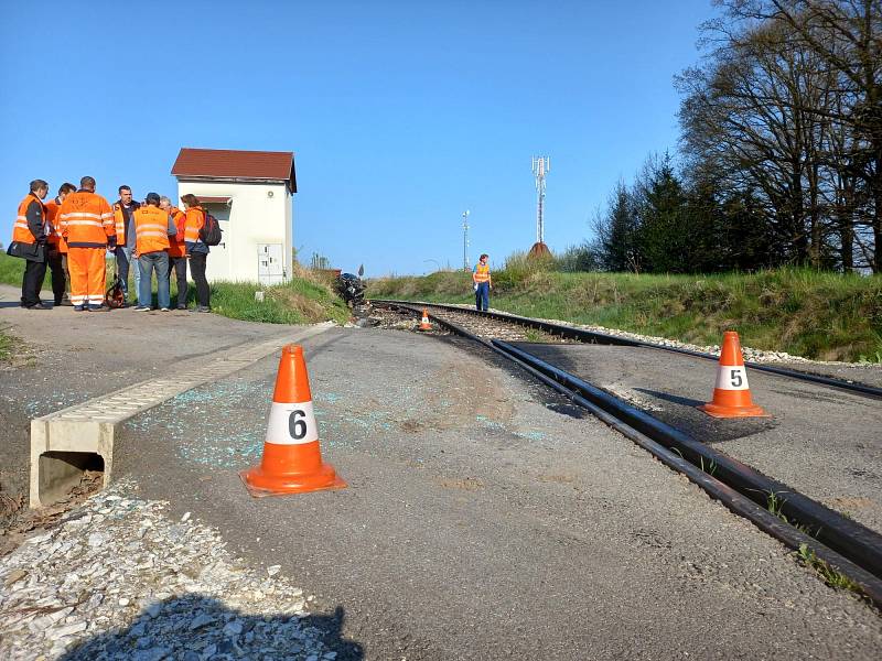 Při srážce s vlakem u Černého Dubu zemřel řidič osobního auta.