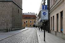Dopravní omezení pro zklidnění dopravy v historickém centru města zrušil Krajský soud v Českých Budějovicích.