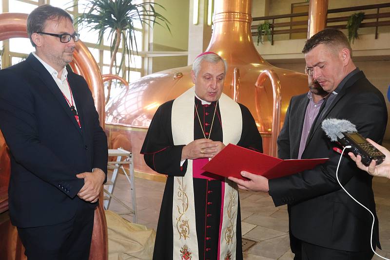 Biskup Kročil posvětil nové pivo v českobudějovickém Budvaru