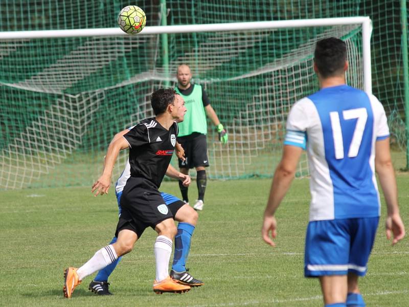 Fotbalisté Ševětína (v černých dresech) podlehli Olešníku 0:3 a první bod v krajském přeboru jim stále uniká.