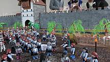 Přes 550 figurek stavebnice Playmobil, připomínajících české igráčky, přibližuje hravou a vtipnou formou události kolem koncilu v Kostnici 1415, po němž byl upálen Jan Hus. Nová expozice v Jihočeském muzeu cílí na děti, zůstane zde do 13. ledna 2016.