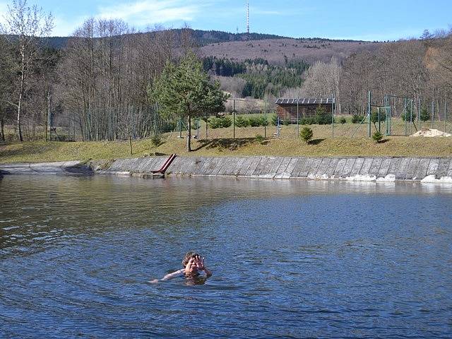 Koupel pod Kletí. Alena Valentová z Krasetína už má za sebou první jarní tempa. Středeční slunečné počasí neváhala využít k plavání na místním koupališti.