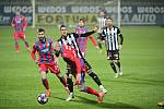 Zdeněk Ondrášek uniká v Č. Budějovicích domácímu Karolu Mészárosovi: Dynamo ČB - Plzeň v I. lize 0:0.