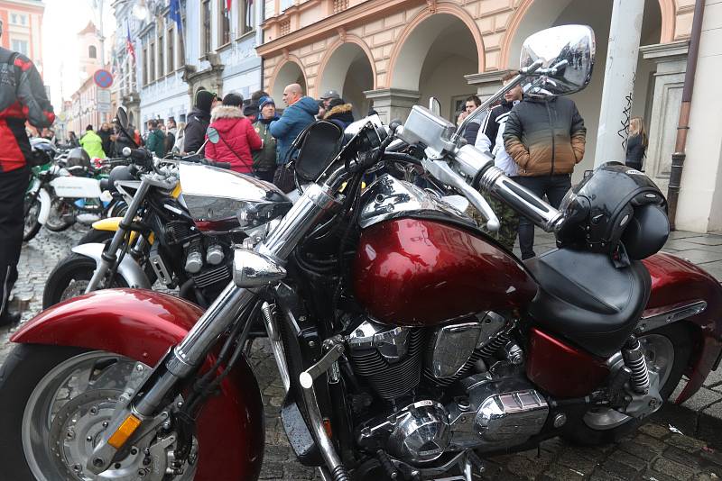 Sraz motorkářů na budějovickém náměstí Přemysla Otakara II. na Štědrý den.