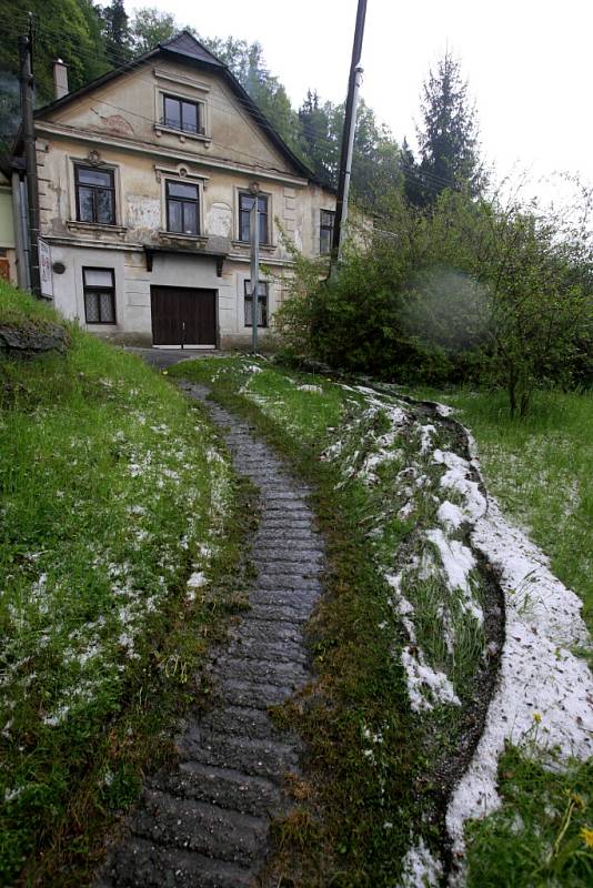 Lidé na Novohradsku sčítají škody po silném sobotním krupobití. Trpí hlavně zahrádkáři.