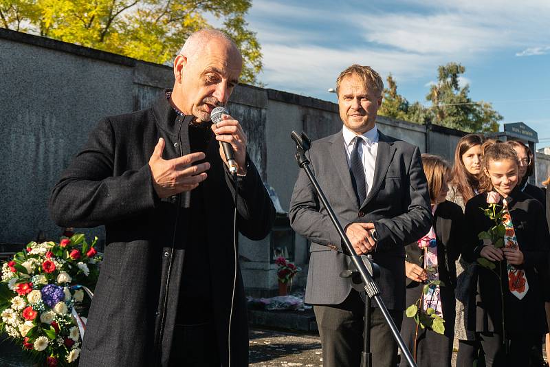 Pietní akt Gymnázia Česká. Studenti renovovali hrobku někdejšího ředitele