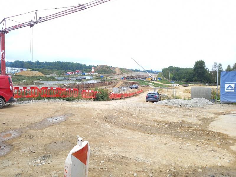 Staveniště D3 v Dobrovodské v Č. Budějovicích. Uzavírka Dobrovodské se prodlouží o půl roku kvůli zdržení tunelu Pohůrka.