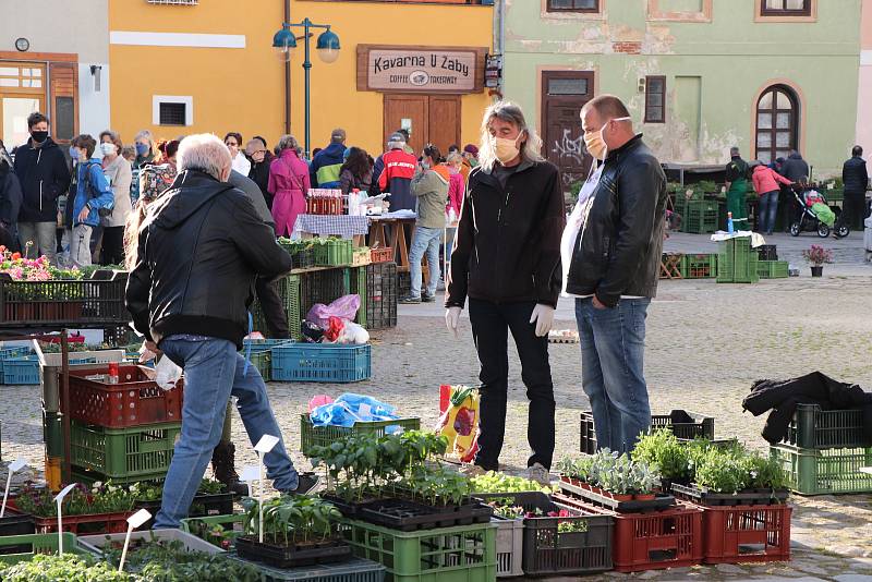 První farmářský trh na Piaristickém náměstí.