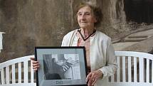 Devadesátiletá Marie Staňková dostala v Muzeu Fotoateliér Seidel kopii fotografie. Do té doby vůbec netušila, že se ve zdejším archivu její podobenka skrývá.