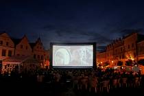 Slavonice Fest přilákal asi 2000 diváků. Na snímku improvizované letní kino, které vyrostlo na náměstí.
