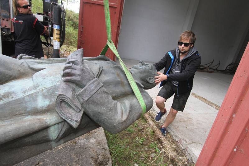 Třímetrovou sochu Klementa Gottwalda přivezl náklaďák do depozitáře Alšovy jihočeské galerie na letišti Planá.