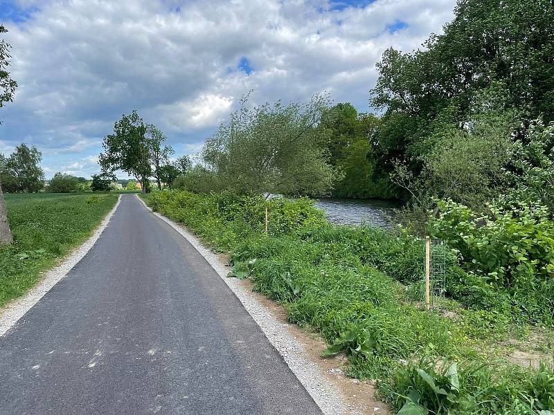 Nová stezka pro pěší a cyklisty z Boršova nad Vltavou do Plané.