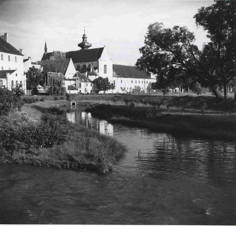 Pohled na zadní část kláštera, u slepého ramene Malše, 1936. Foto ze sbírky fotografií a pohlednic Jiřího Dvořáka poskytl Státní okresní archiv České Budějovice