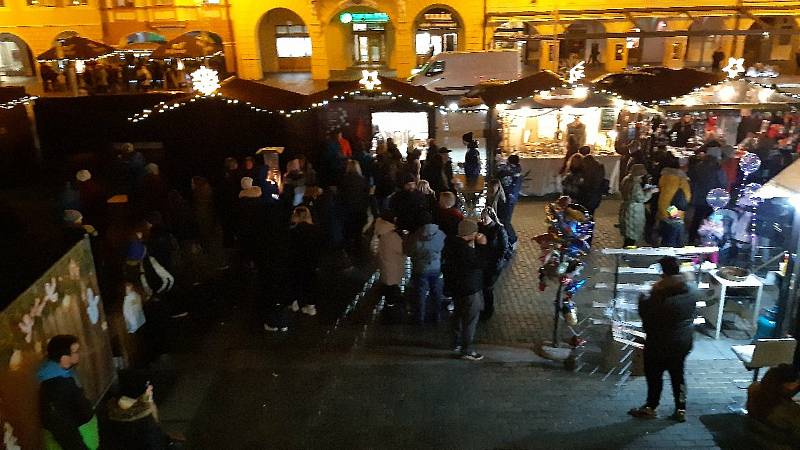 Budějovické náměstí ve čtvrtek večer praskalo ve švech. Lidé si přišli naposledy užít atmosféru vánočních trhů. Od pátků jsou totiž zakázané.