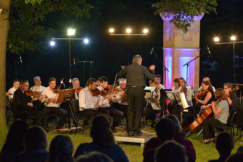 Koncert Smyčcového orchestru z Českého Krumlova se odehrál tři kilometry za Týnem nad Vltavou, na soutoku Vltavy a Lužnice.