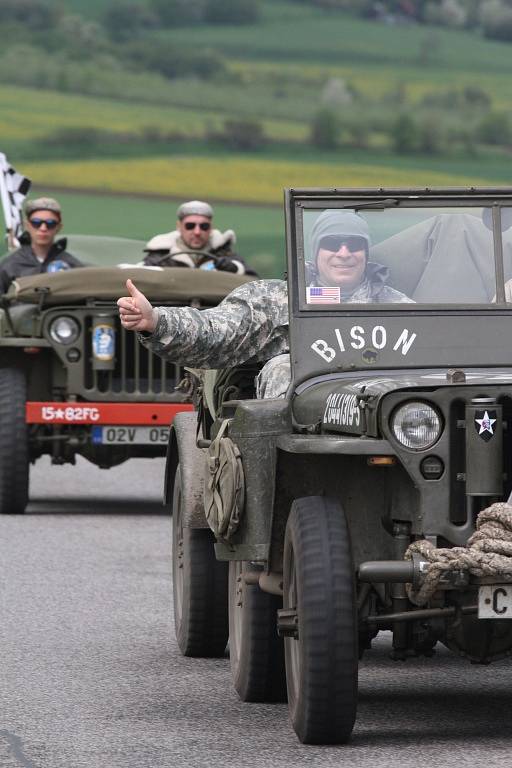 Kolona amerických vojenských vozidel z plzeňského Military Car Clubu.