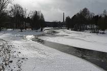Kvůli rekonstrukci elektrárny u Jiráskova jezu měla řeka Vltava v zimě 2011 – 2012 v Českých Budějovicích sníženou hladinu.