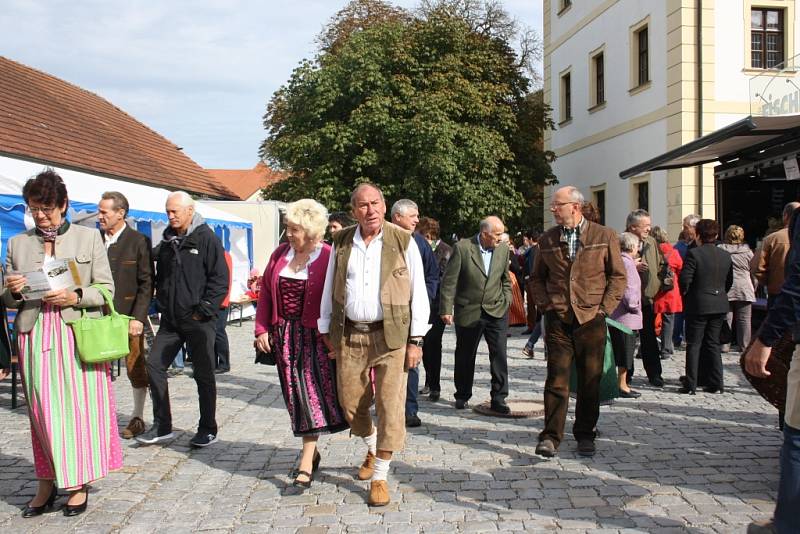 Pro mísní byl folklorní festival příležitostí obléct kroje.rsbachu 
