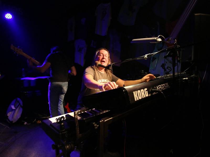 Známý českobudějovický klub Highway 61 má za sebou poslední koncert pod touto značkou. Na rozloučenou tam zahrál 16. ledna 2015 rocker Roman Dragoun s kapelou His Angels.
