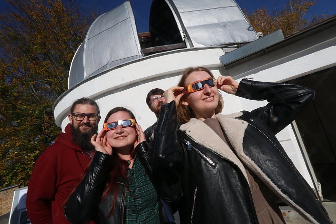 Lidé pozorovali zatmění Slunce 25. října také v českobudějovickém planetáriu.