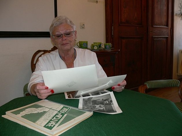 Ludmila Hrycová si prohlíží dobové fotografie.