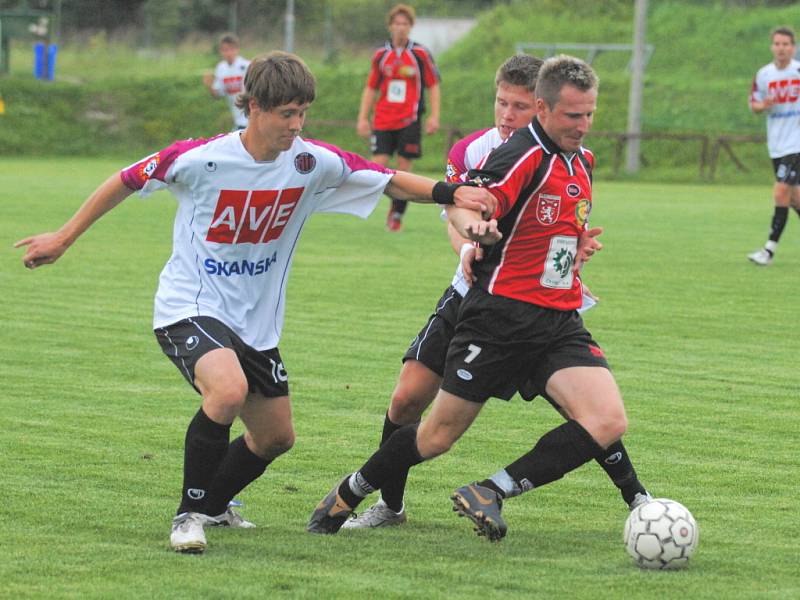 Prachatický Erik Koršala v přípravě s juniorkou Dynama na Složišti (1:1) vyváží míč, Ladislav Nekvinda ho ale stíhá. 