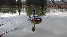 U Čejkovic na Českobudějovicku skončilo v neděli auto v rybníku. Hasiči museli pomoci řidiči a pak vozidlo vytáhnout.