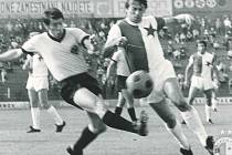 František Cipro, bývalý výborný ligový fotbalista a veleúspěšný trenér, se ve středu 13. dubna dožívá 75 let. Na snímku v dobách své hráčské slávy v dresu Slavie.