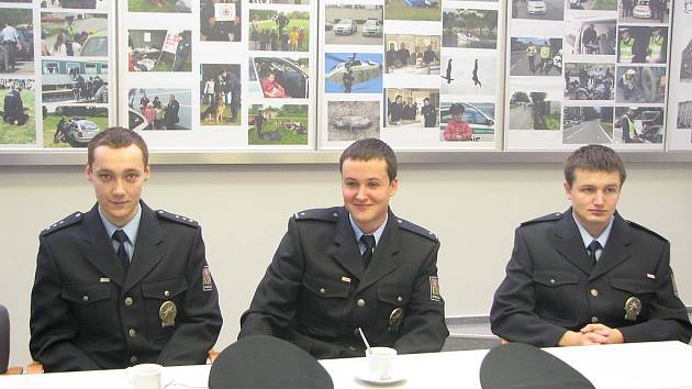 Policisté (zleva) Václav Švec, Tomáš Koblic a Vít Schwager obdrželi vyznamenání za záchranu života. 