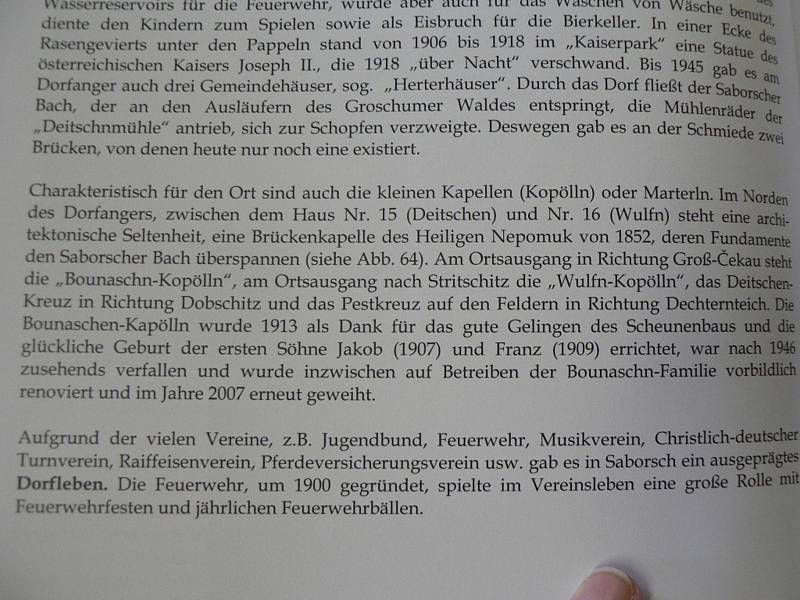 Kronika, kterou vydali potomci někdejších obyvatel obce německé národnosti.