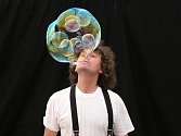 Jednou z největších atrakcí festivalu Letní Letná, jehož regionální odnož začne zítra ve Frymburku na Lipně, je show Václava Strassera s mýdlovými bublinami (snímek z Brna).