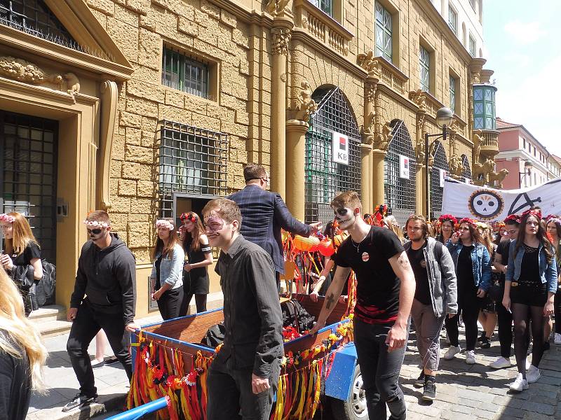 Budějovický majáles vyvrcholil v pátek 24. května tradičním průvodem městem. Studenti ze 17 škol prošli ulicemi centra v maskách. Dav mířil na Sokolský ostrov, kde program pokračoval volbou Krále majálesu. Navečer se zde tradičně koná hudební program.