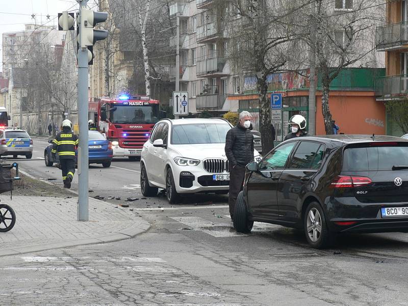 Nehoda na Lidické v Českých Budějovicích. Lidická byla kvůli tomu v neděli dopoledne zcela uzavřena nedaleko Samsona.