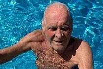 Starý pán plavání nevzdává.