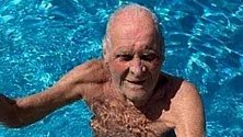 Starý pán plavání nevzdává.
